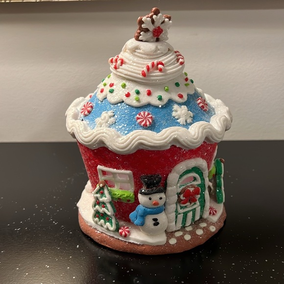 Light Up Gingerbread House - Picture 7 of 11